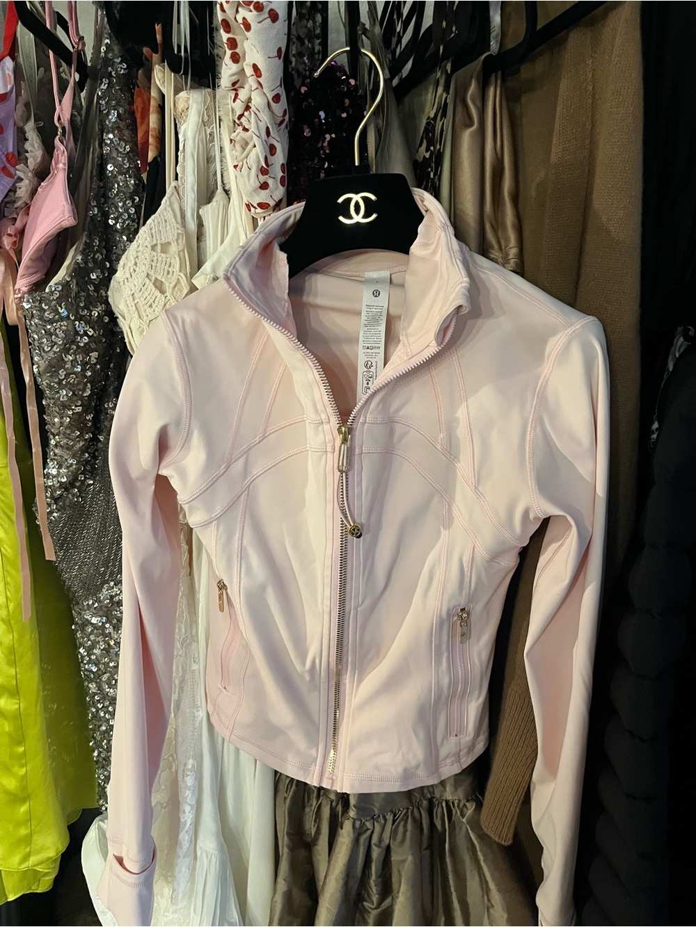 LULULEMON 🎀🎀 PINK ZIP UP WITH Gold accents size 4 🎀🎀 stretch material 🎀🎀🎀